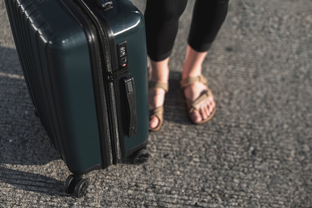 Turista del primo piano con una valigia