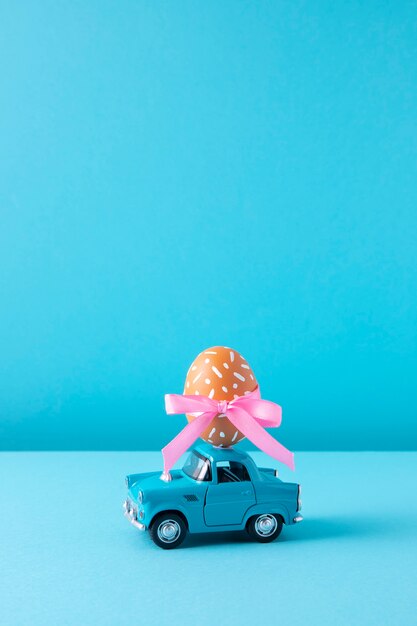 Крупный план игрушечной машины с пасхальными яйцами