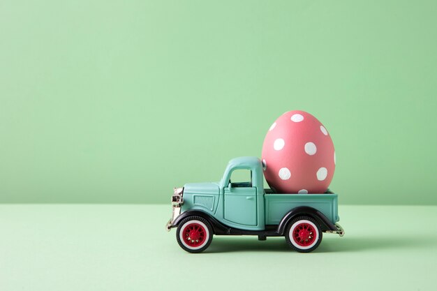 Крупный план игрушечной машины с пасхальными яйцами