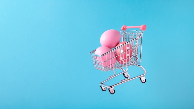 Free photo close up on toy cart with easter eggs