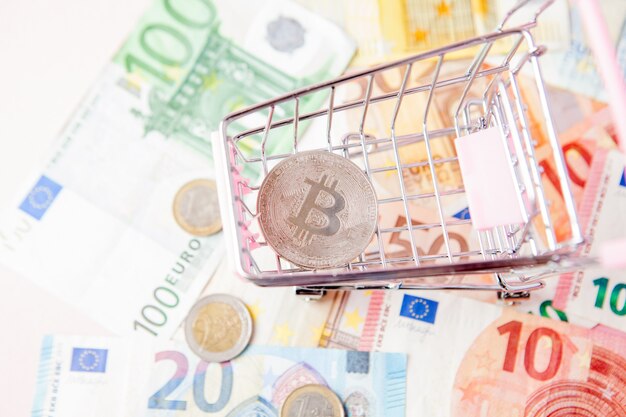 50ユーロ紙幣の背景にゴールデンビットコイン ビットコイン暗号通貨 ブロックチェーンテクノロジー デジタルマネー マイニングコンセプト 50ユーロ紙幣の ビットコイン プレミアム写真 50ユーロ紙幣の背景にゴールデンビットコイン ビットコイン暗号通貨 ブロックチェーンテクノロジー デジタルマネー マイニングコンセプト 50ユーロ紙幣の ビットコイン プレミアム写真