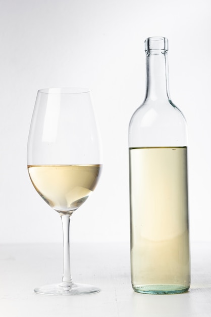 Free photo close-up transparent wine bottle and glass