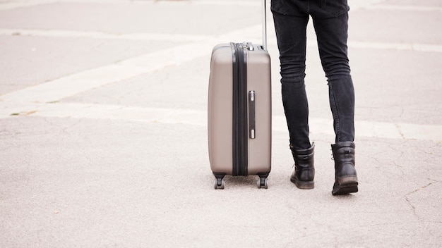 Foto gratuita viaggiatore del primo piano che tiene i suoi bagagli