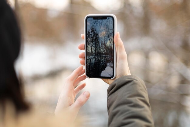 Крупным планом путешественник фотографирует