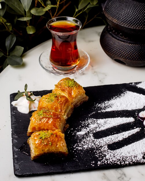 紅茶を添えてピスタチオとトルコのパクラバのクローズアップ