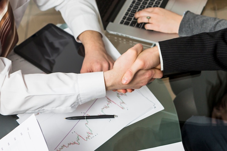 Free Photo close-up of two businesspeople shaking hands