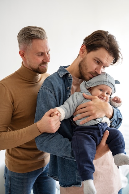 Primo piano su due papà e un bambino