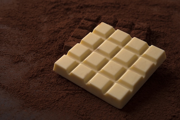 Крупный план двух разных квадратных шоколадных батончиков