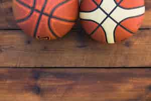 Foto gratuita close-up di due diversi tipi di basket sul tavolo di legno