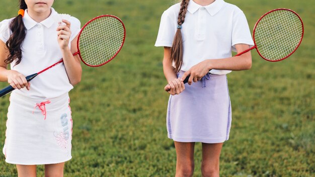 バドミントンを手にした2人の女の子のクローズアップ