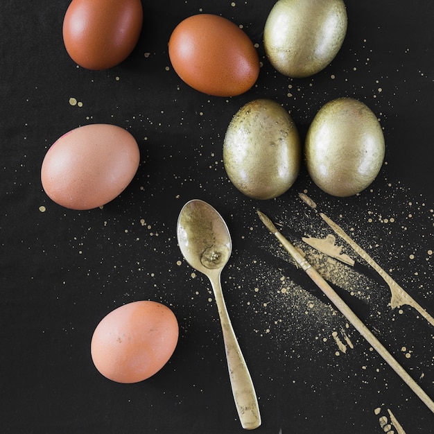 Крупным планом неокрашенные и металлические яйца