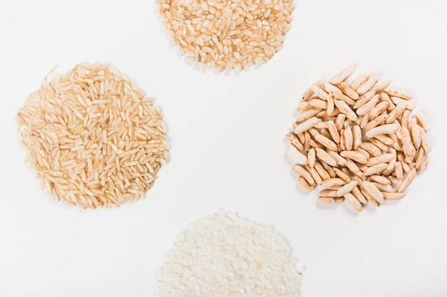 Крупный план сырой рис, изолированных на белом фоне