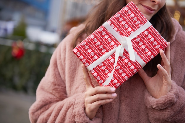 クリスマスプレゼントで認識できない女性のクローズアップ