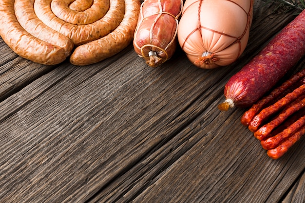 Крупным планом разнообразие вкусной свинины на столе