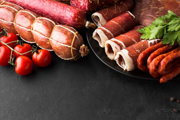 Крупным планом разнообразие свежего мяса на столе