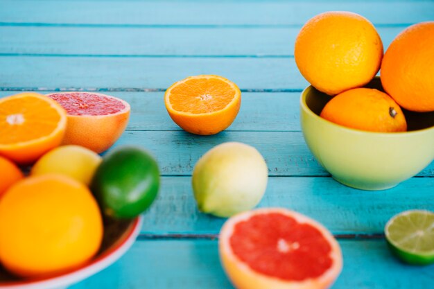 Free photo close-up of various citrus fruits on wooden table top