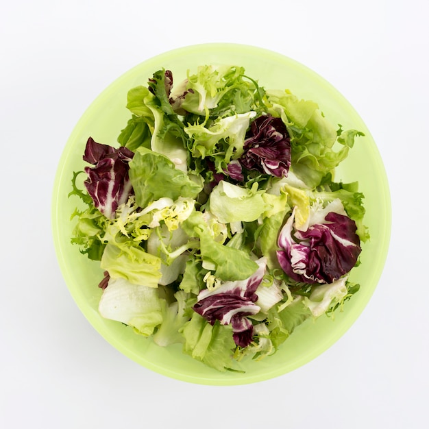 Free photo close-up of vegetarian salad in green bowl