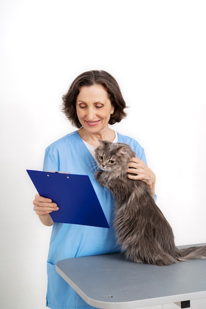 Foto gratuita primo piano sul medico veterinario che si prende cura dell'animale domestico