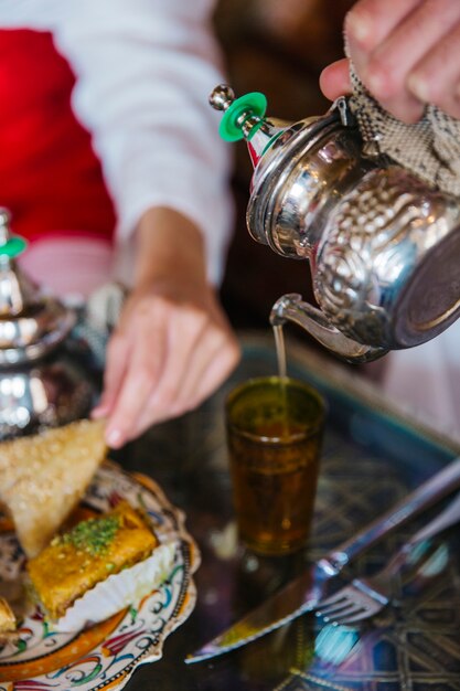 アラブの食べ物と紅茶の眺めを閉じます