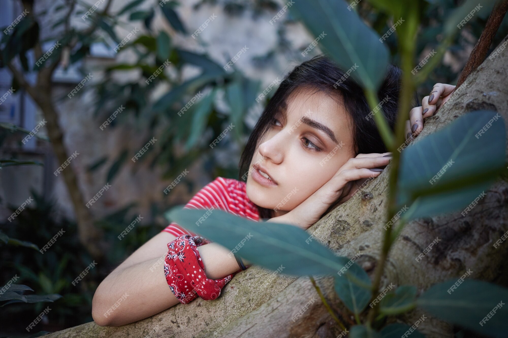 Free Photo | Close up view of attractive romantic young lady with bob hairstyle resting her head on tree stem and looking sideways with dreamy thoughtful facial expression. selective focus on girl's Free Photo | Close up view of attractive romantic young lady with bob hairstyle resting her head on tree stem and looking sideways with dreamy thoughtful facial expression. selective focus on girl's