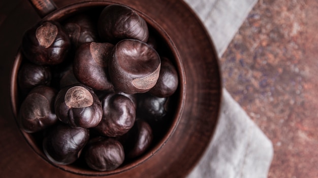 Free photo close-up view of baked chestnuts