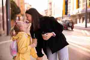 Foto gratuita vista ravvicinata della mamma affascinante e della giovane figlia che camminano e orzano