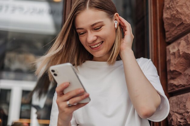 電話で笑っている陽気な女性のクローズアップビュー