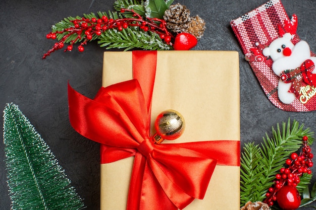 暗い背景に弓形のリボンとモミの枝の装飾アクセサリーxsmas靴下と美しい贈り物でクリスマス気分のクローズアップビュー