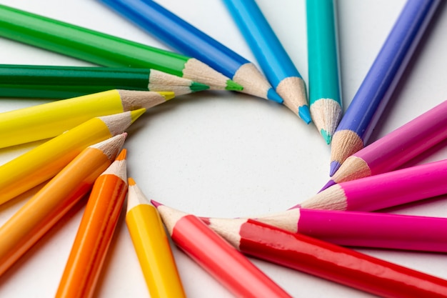 다채로운 연필 배열의 근접 촬영보기
