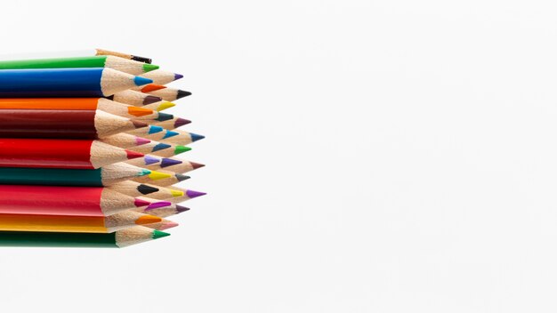 Крупным планом вид красочных карандашей с копией пространства