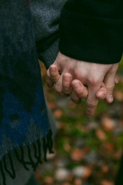 Free photo close-up view of couple holding hands