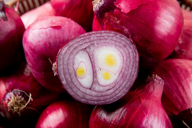 Free photo close-up view of cut red onion and whole red onions