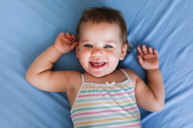 귀여운 웃는 아기 개념의 클로즈업보기