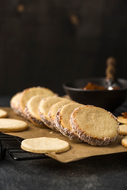 Foto gratuita vista ravvicinata della deliziosa disposizione alfajores