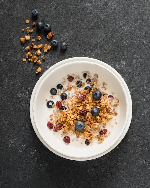 Vista ravvicinata di una deliziosa ciotola di cereali