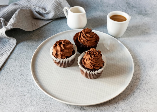 Vista ravvicinata di deliziosi cupcakes al cioccolato