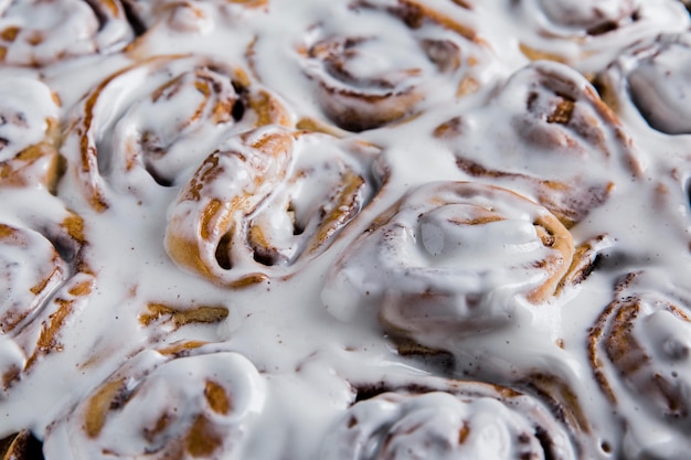 Free photo close-up view of delicious cinnamon rolls