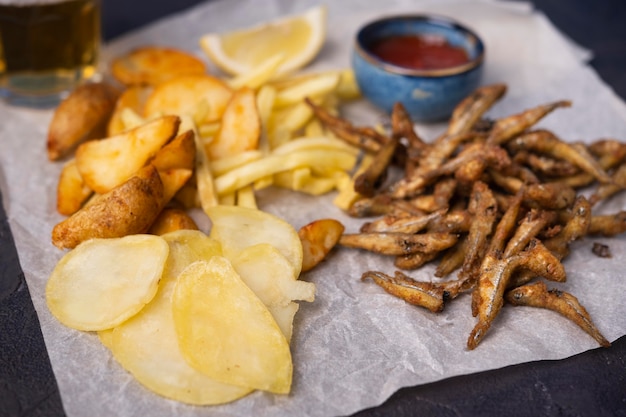 Крупным планом вид вкусной рыбы с жареным картофелем