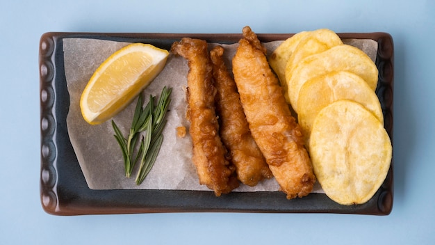 Крупным планом вид вкусной рыбы с жареным картофелем