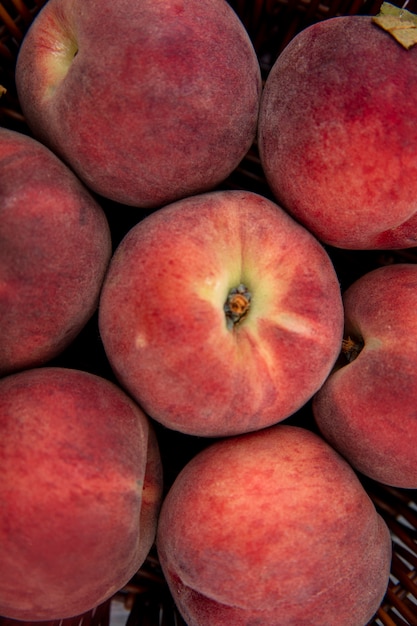 Крупным планом вид вкусных сочных свежих персиков