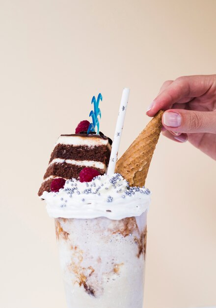 Крупным планом вид вкусный молочный коктейль с мороженым и торт
