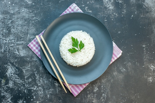 お皿に美味しいご飯をクローズアップ