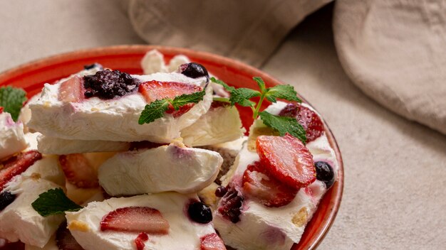 Крупным планом вид вкусного замороженного фруктового йогурта