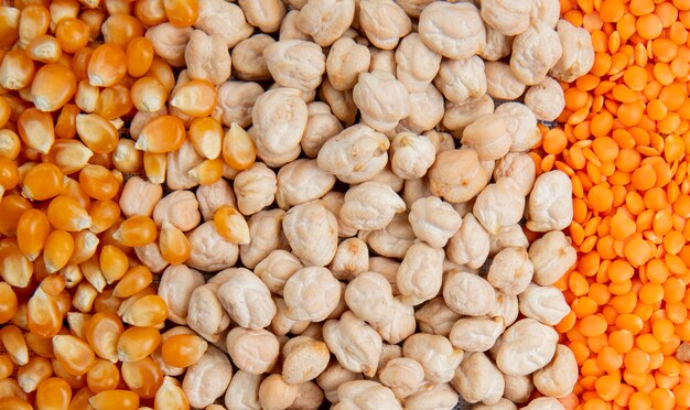 Крупным планом вид различных видов крупы кукуруза семена нут красный чечевица