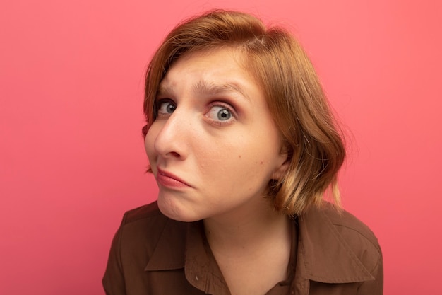 Free photo close-up view of doubtful young blonde girl