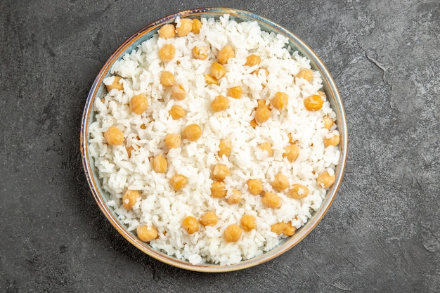 Крупным планом вид готового к употреблению гороха и рисовой муки на ужин в темноте