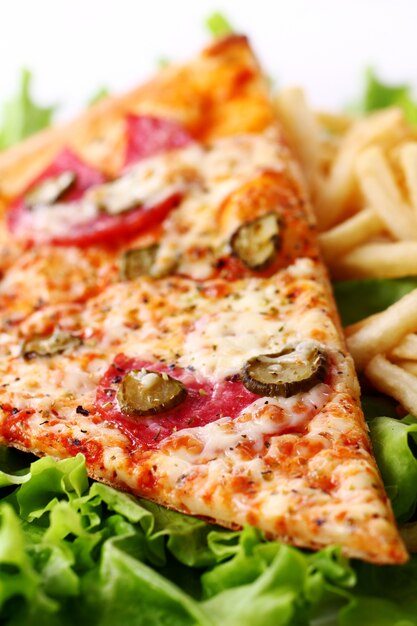 フライドポテトと新鮮なピザのクローズアップ表示