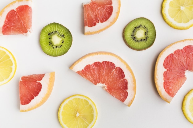 Free photo close-up view of grapefruit kiwi and lemon slices