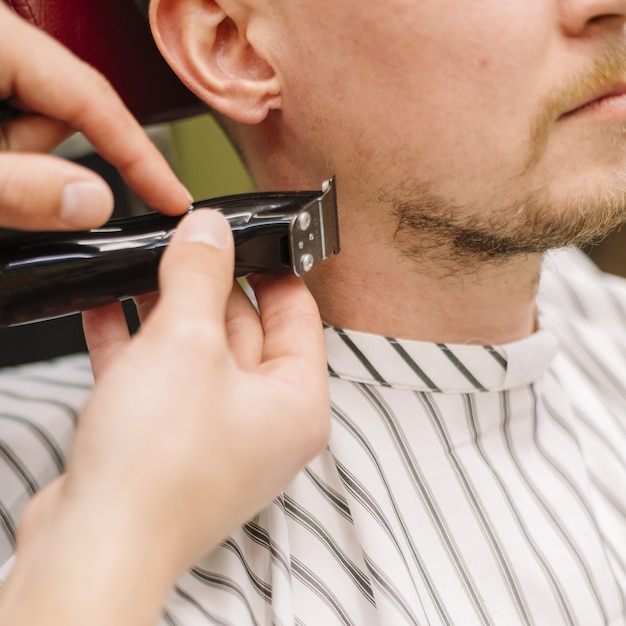 Vista del primo piano dell'uomo che rade la sua barba