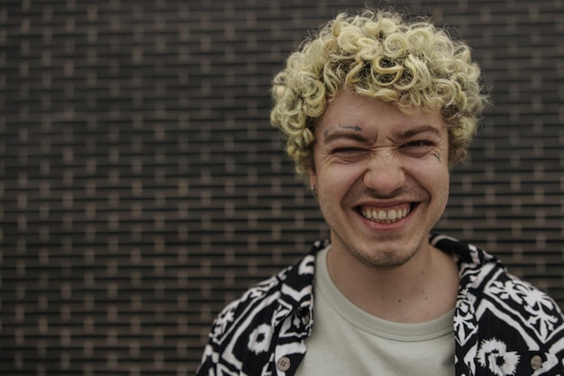 Free photo close up view of man smiling at camera